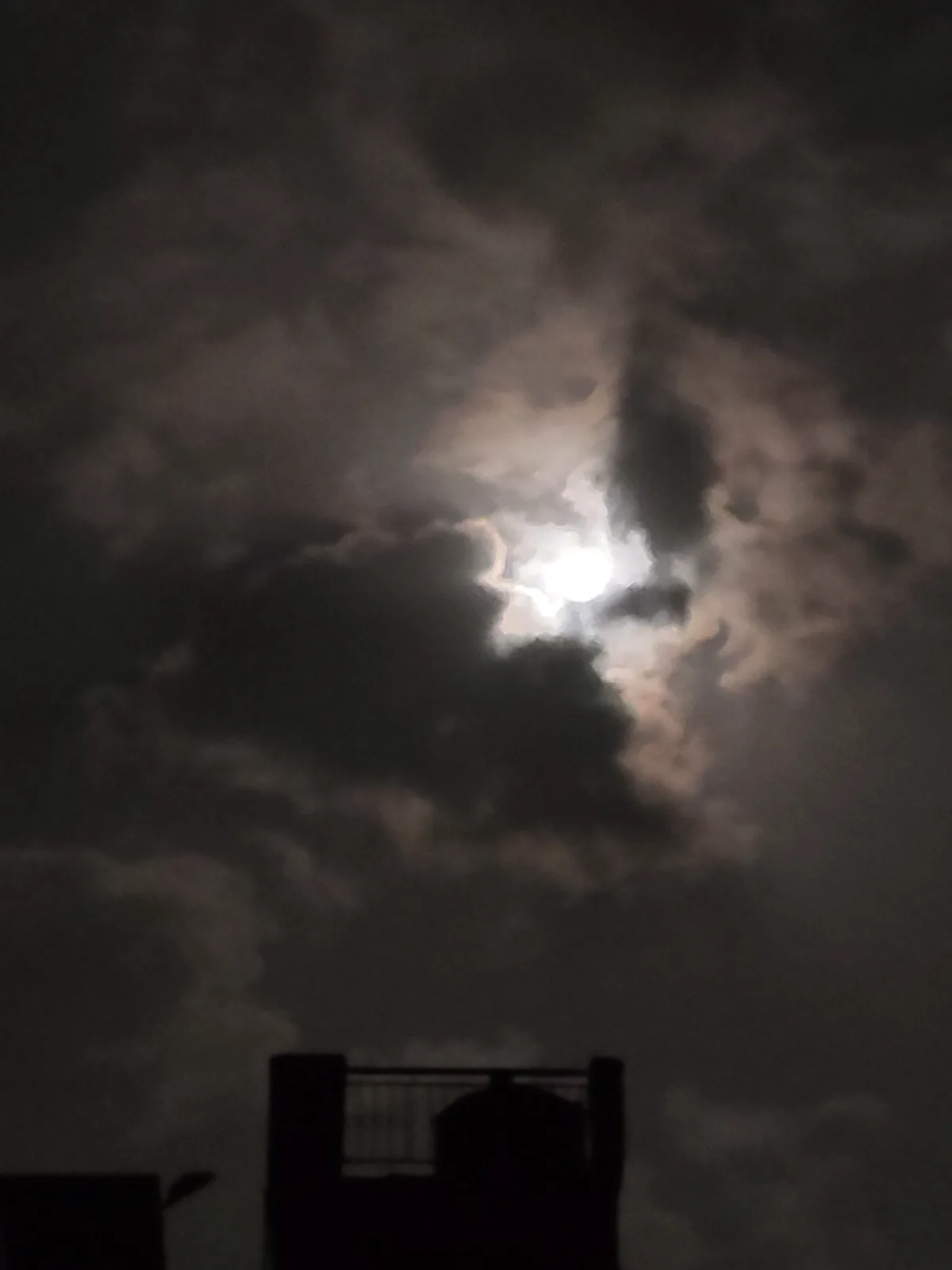 why does mobile camera lenses fail to capture moon